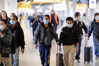 Reisende am Flughafen Amsterdam: Deutschland stuft die Niederlande wieder als Hochrisikogebiet ein.