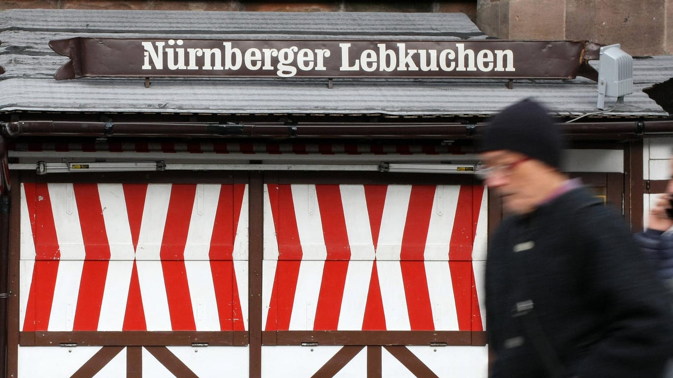 Vorbereitung der Christkindlesmarkt 2021 in Nürnberg: Die Schausteller müssen die Buden nun wieder abbauen. Alle Weihnachtsmärkte in Bayern sind abgesagt.
