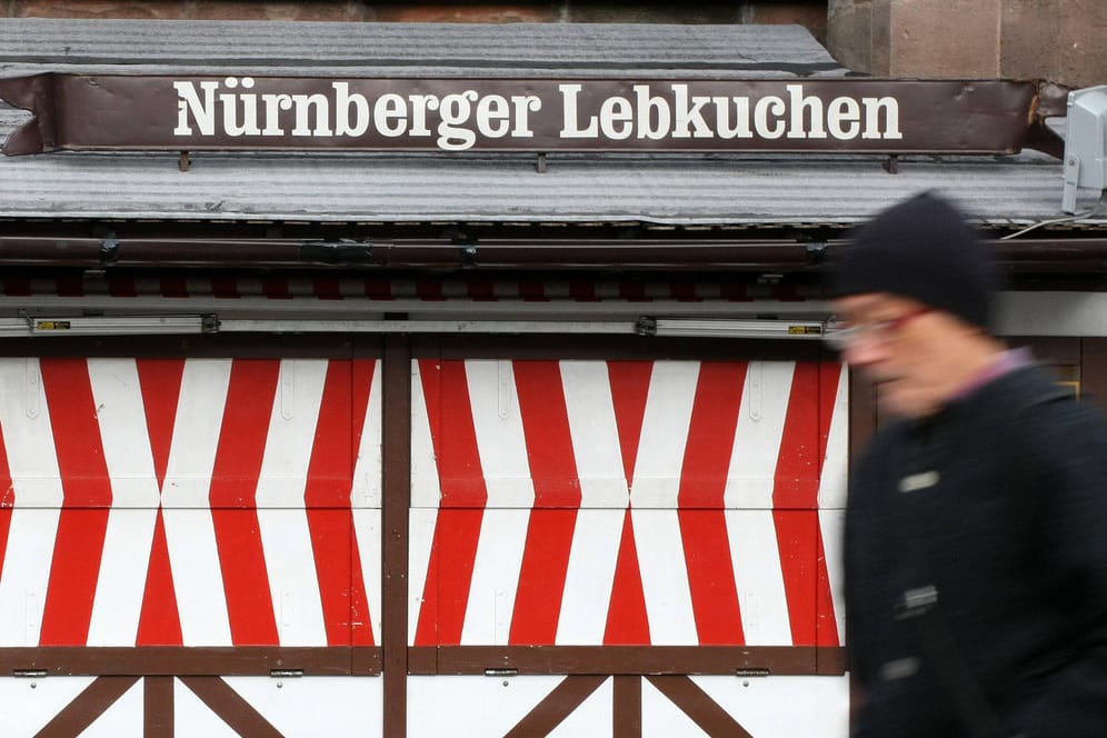 Vorbereitung der Christkindlesmarkt 2021 in Nürnberg: Die Schausteller müssen die Buden nun wieder abbauen. Alle Weihnachtsmärkte in Bayern sind abgesagt.