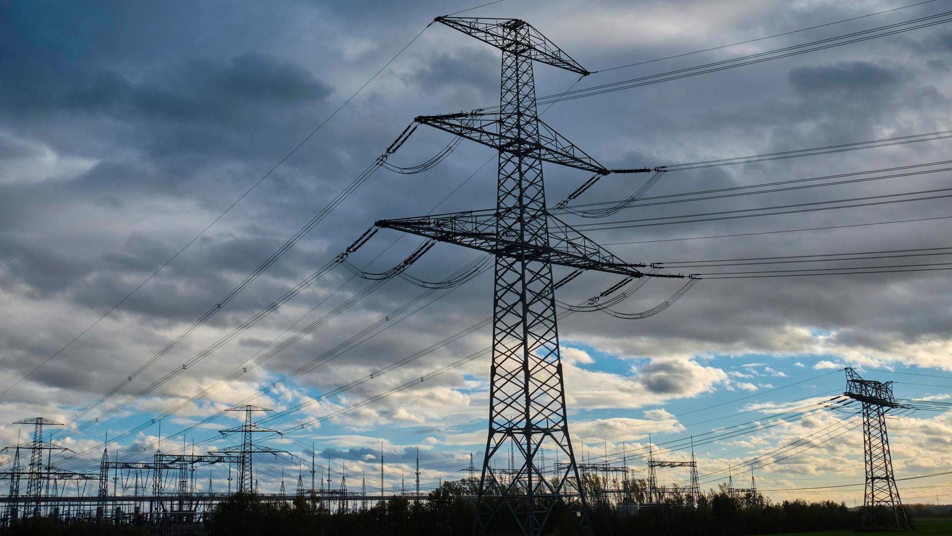 Strommasten in Sachsen (Symbolbild): Viele Strom- und Gasanbieter haben ihre Preise erhöht.