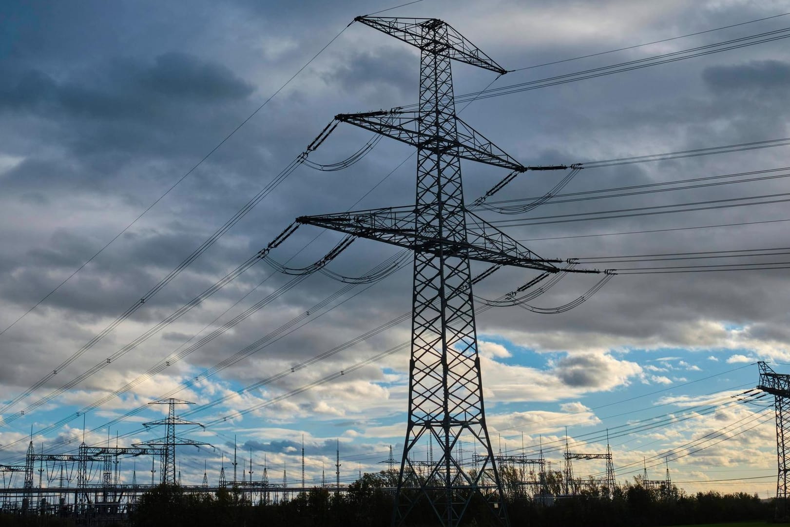 Strommasten in Sachsen (Symbolbild): Viele Strom- und Gasanbieter haben ihre Preise erhöht.