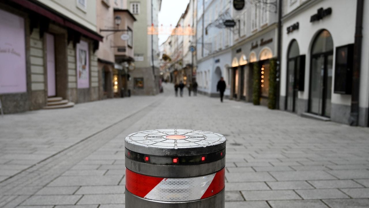 Eine fast leere Einkaufsstraße in Salzburg.