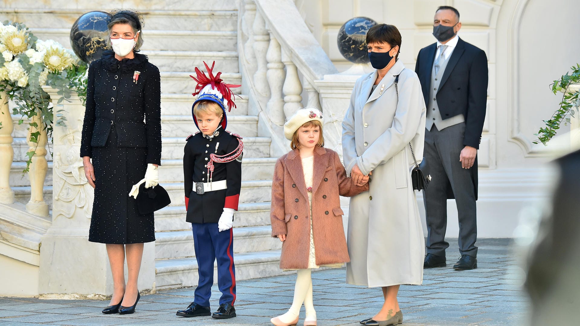 Unterstützung bekamen die royalen Zwillinge von Caroline von Hannover und Stephanie von Monaco.