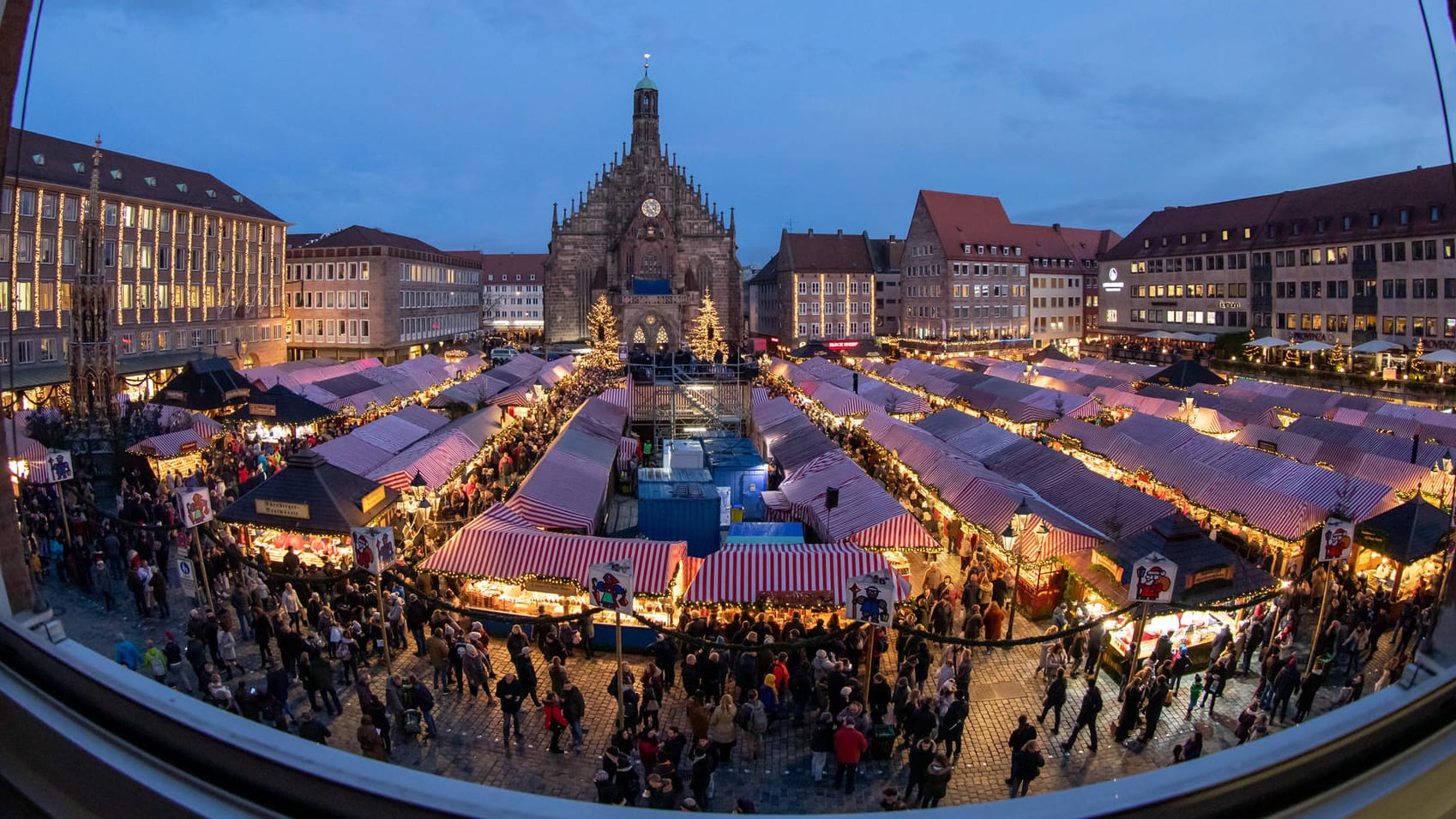 Der Nürnberger Christkindlesmarkt im Jahr 2019 (Archivbild): Der Markt muss auch in diesem Jahr wegen Corona abgesagt werden.