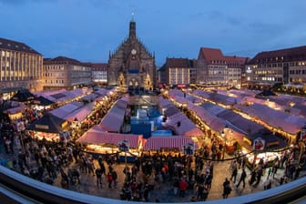 Der Nürnberger Christkindlesmarkt im Jahr 2019 (Archivbild): Der Markt muss auch in diesem Jahr wegen Corona abgesagt werden.