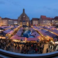 Der Nürnberger Christkindlesmarkt im Jahr 2019 (Archivbild): Der Markt muss auch in diesem Jahr wegen Corona abgesagt werden.