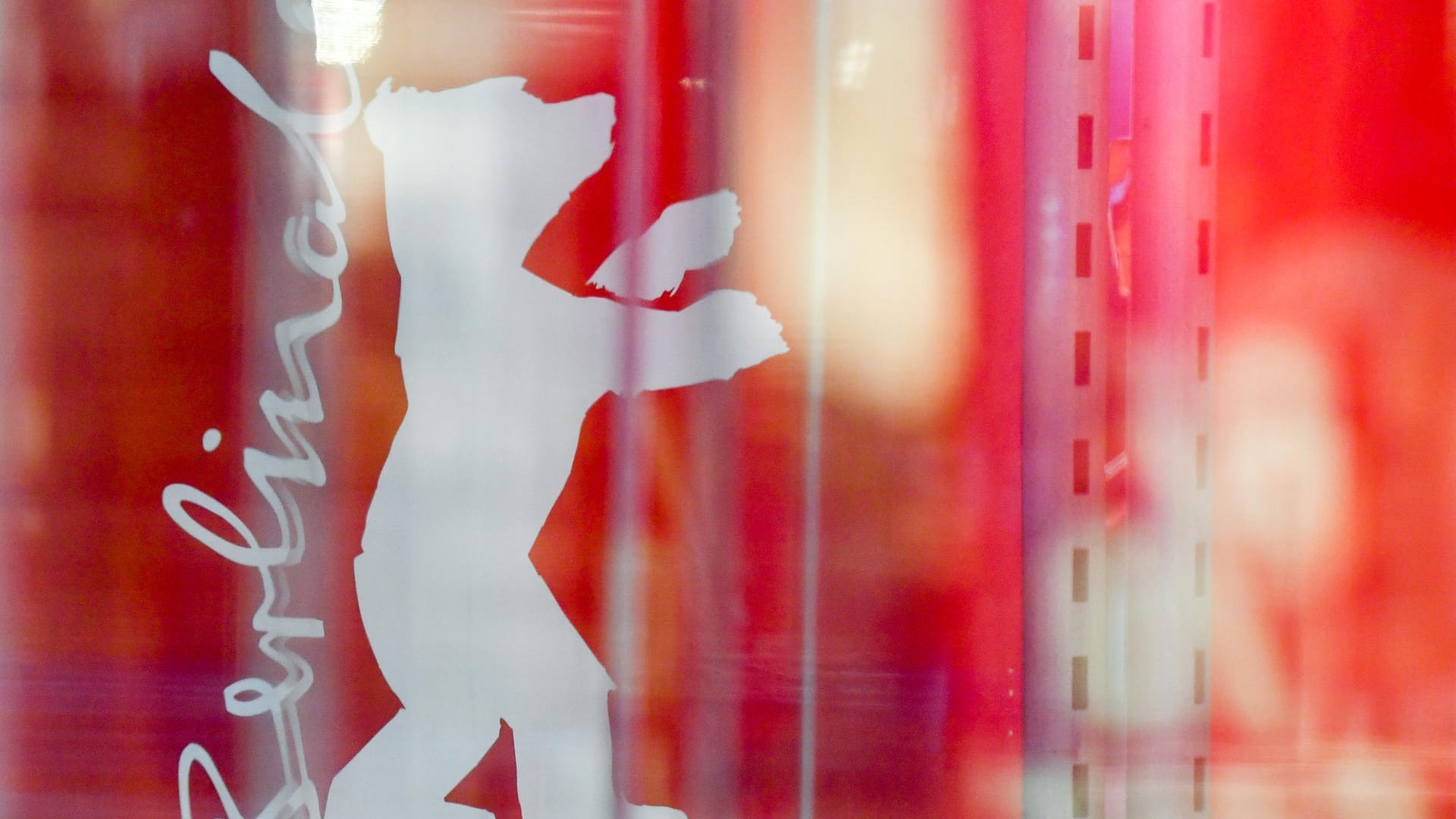 Das Logo der Berlinale ist hinter Glasscheiben zu sehen (Archivbild). Trotz der aktuellen Pandemie-Lage wird das Filmfestival 2022 stattfinden. Das Logo der Berlinale ist hinter Glasscheiben zu sehen (Archivbild). Trotz der aktuellen Pandemie-Lage wird das Filmfestival 2022 stattfinden.