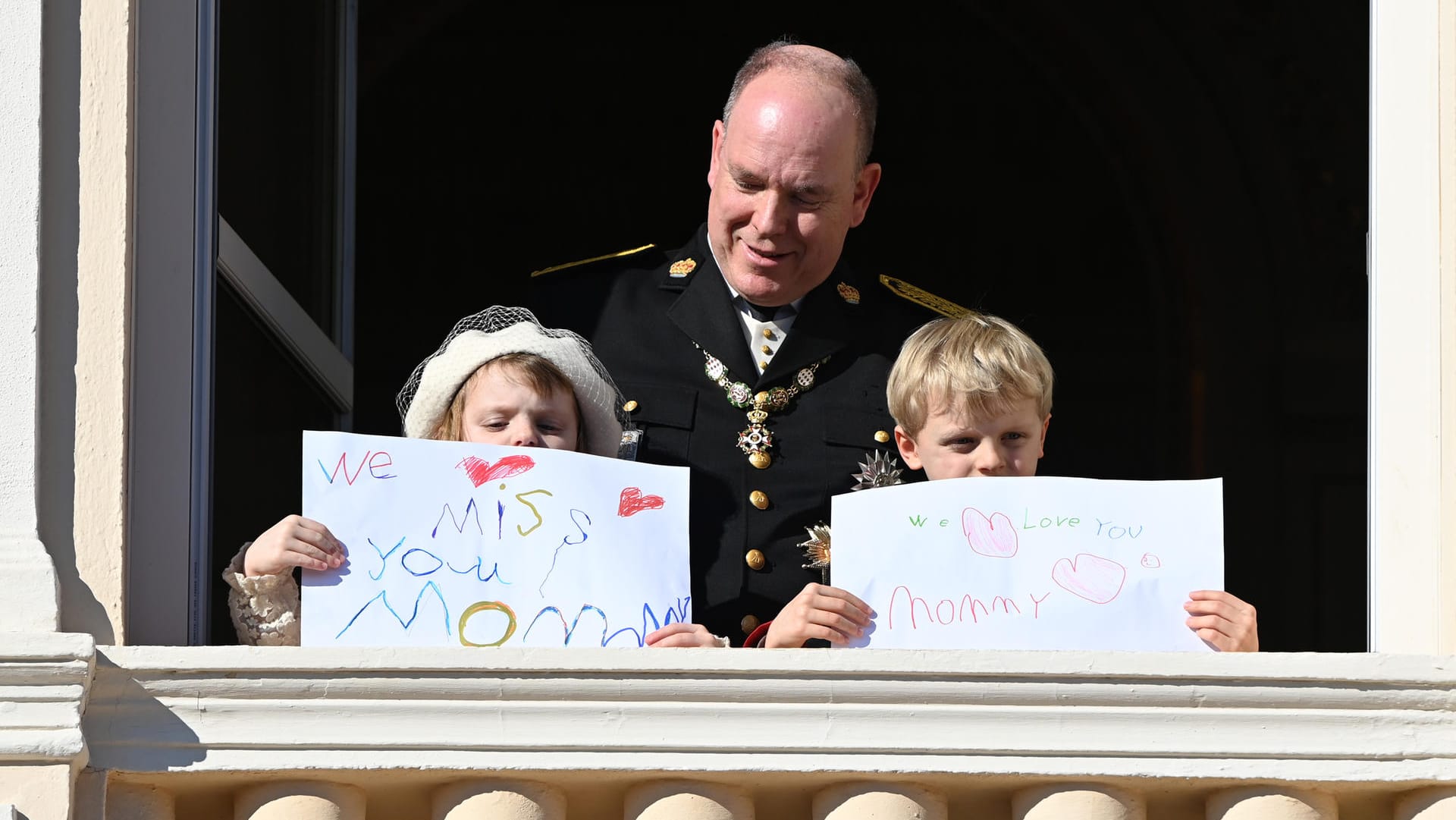 Jacques und Gabriella senden ihrer Mama eine Grußbotschaft.