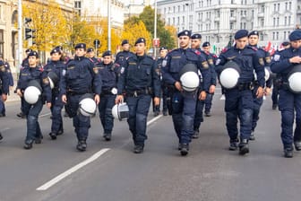 Polizei bei einer Corona-Demo in Wien: Nach der Einführung der Impfpflicht bereitet sich das Land auf neue Proteste vor.