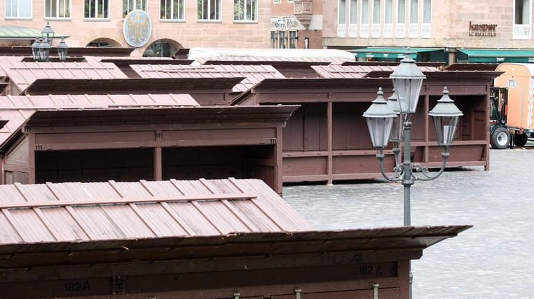 Buden sind für den Nürnberger Christkindlesmarkt 2021 aufgebaut worden: Nun müssen sie wieder abgebaut werden.