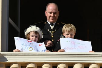 Prinzessin Gabriella und Prinz Jacques zeigen sich mit selbstgemalten Plakaten auf dem Balkon.