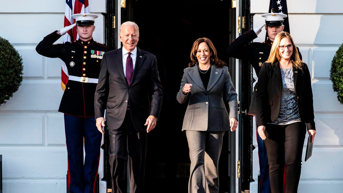 Joe Biden und Kamala Harris: Aufgrund einer Darmspiegelung übernimmt die Vizepräsidentin kurzfristig die Amtsgeschicke des US-Präsidenten.