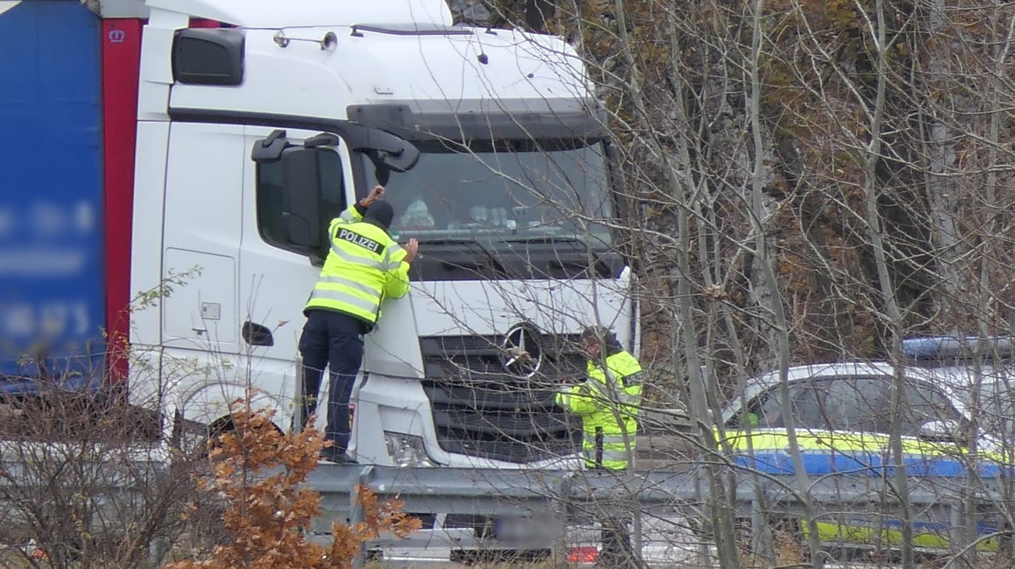 Polizeibeamte kontrollieren einen Lkw auf einem Rastplatz: Der Fahrer reagierte nicht auf die Zeichen der Beamten.