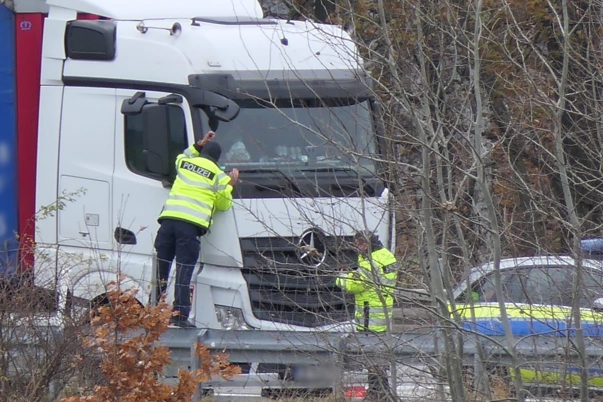 Polizeibeamte kontrollieren einen Lkw auf einem Rastplatz: Der Fahrer reagierte nicht auf die Zeichen der Beamten.