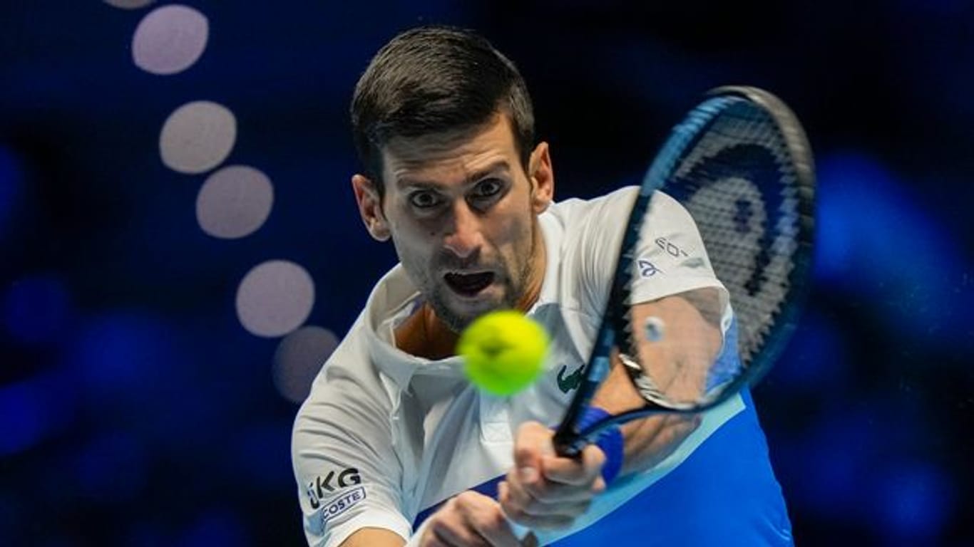 Hat den Ball im Fokus und das Halbfinale in der Tasche: Der Serbe Novak Djokovic.
