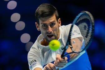 Hat den Ball im Fokus und das Halbfinale in der Tasche: Der Serbe Novak Djokovic.