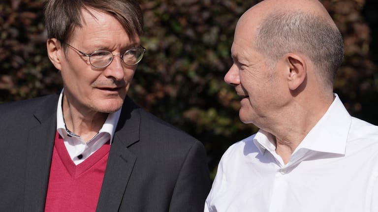 Olaf Scholz mit Karl Lauterbach: Holt er ihn als Gesundheitsminister ins Kabinett?