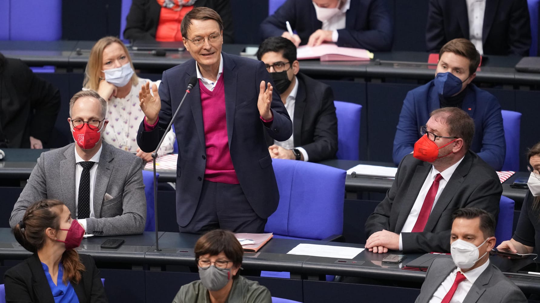 Karl Lauterbach während der Debatte über das Infektionsschutzgesetz im Bundestag.