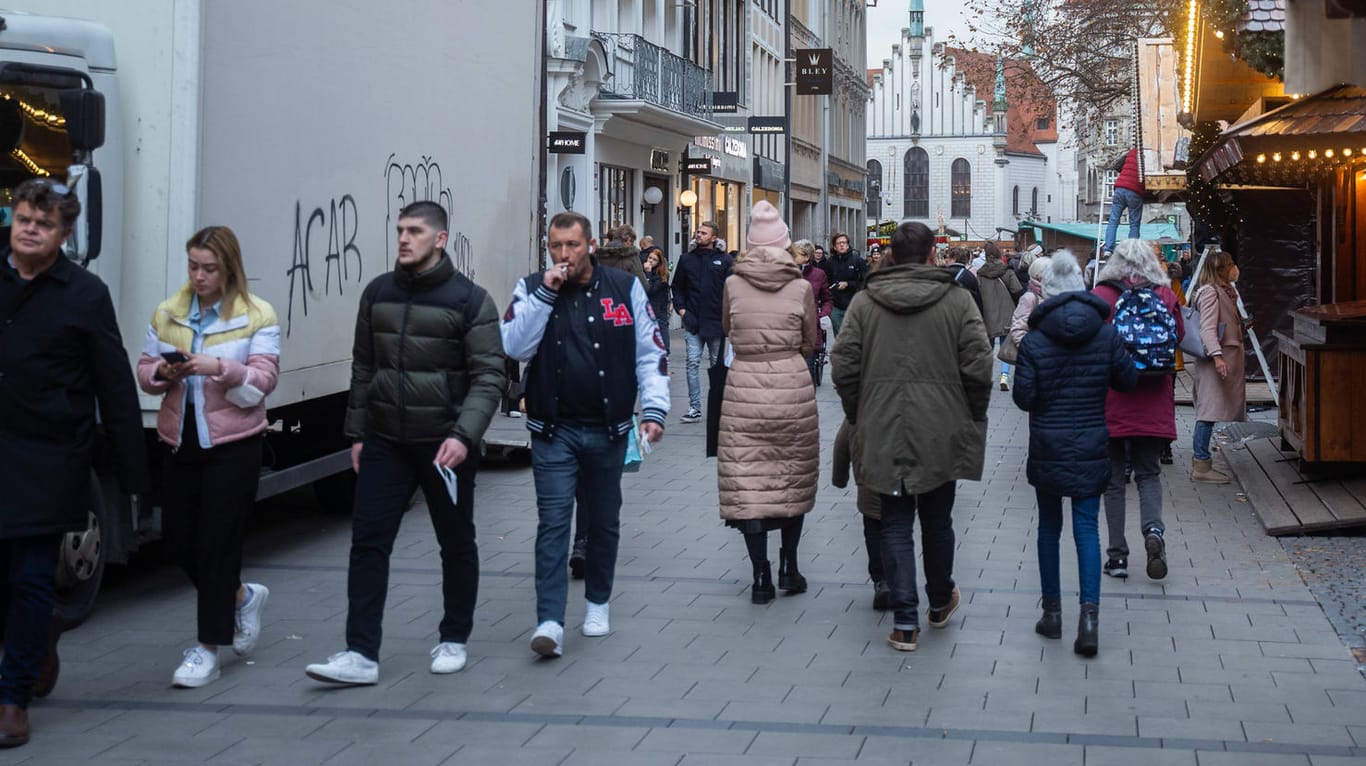Menschen in der Innenstadt München (Symbolbild): "Neue Einschränkungen für den Einzelhandel sind derzeit nicht notwendig", sagt HDE-Chef Stefan Genth.