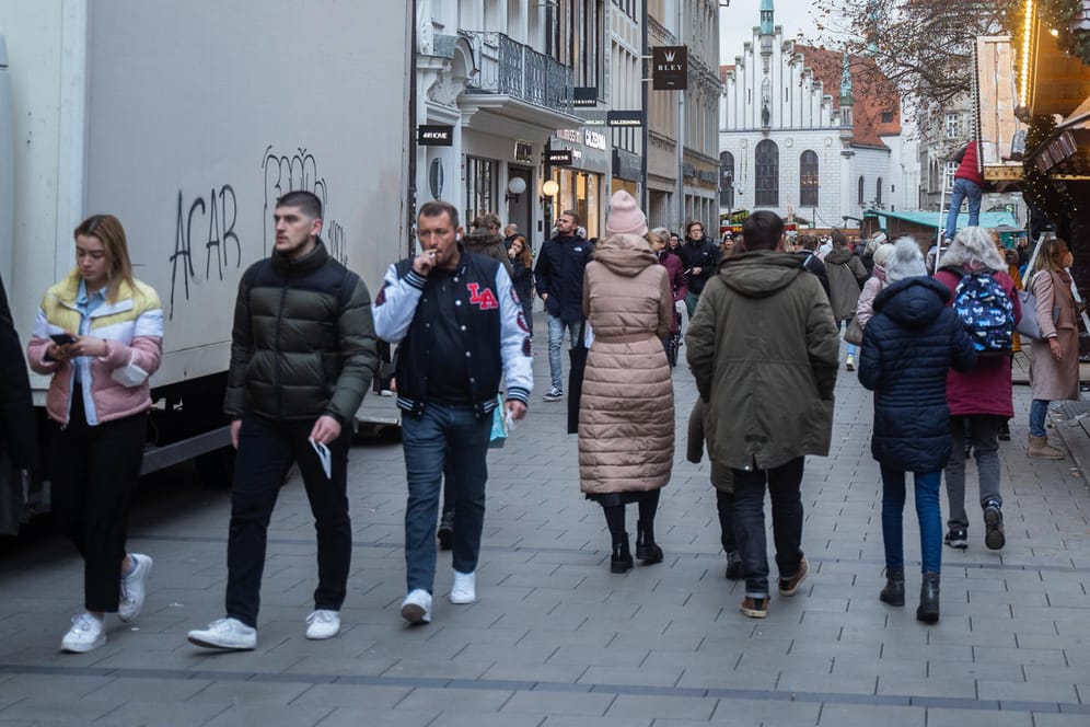 Menschen in der Innenstadt München (Symbolbild): "Neue Einschränkungen für den Einzelhandel sind derzeit nicht notwendig", sagt HDE-Chef Stefan Genth.