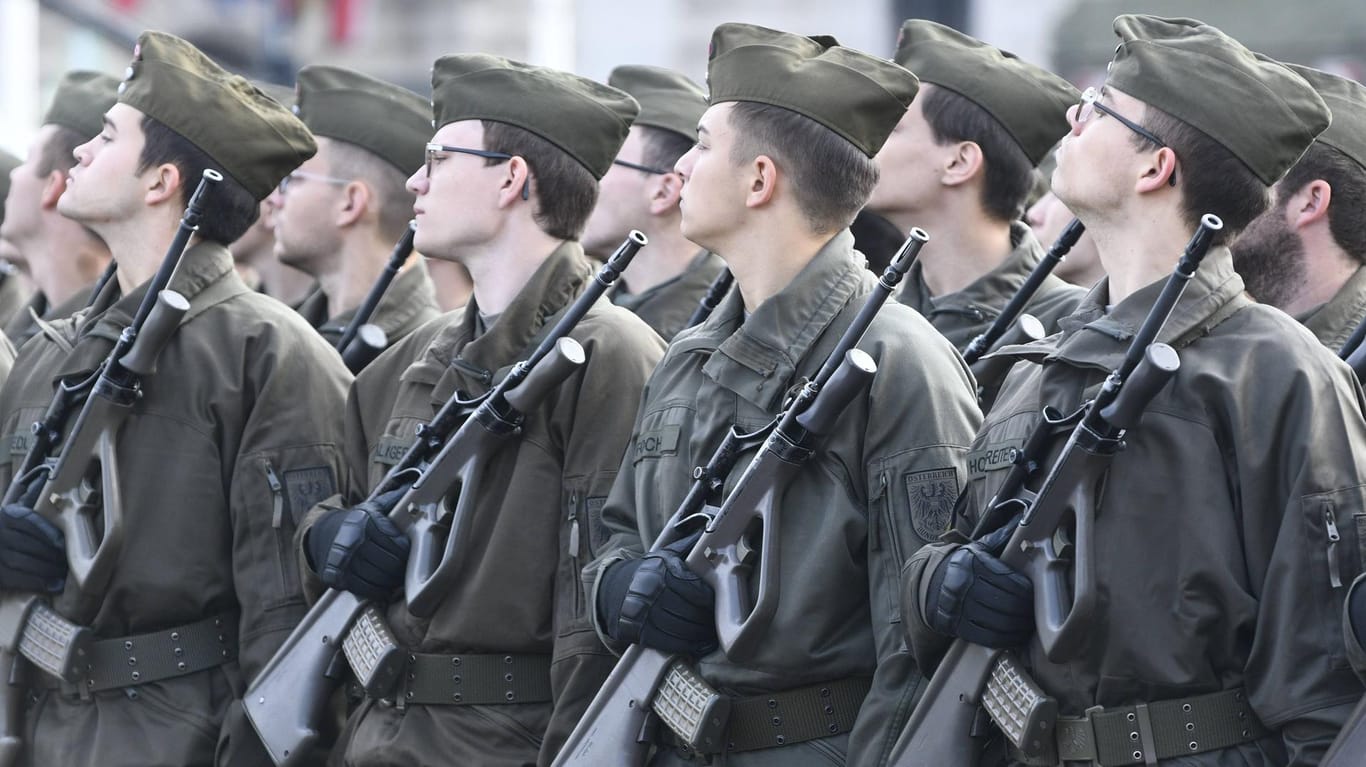 Soldaten am Österreichischen Nationalfeiertag (Symbolbild): Teile des Heeres haben zu Protesten gegen die Corona-Maßnahmen in Österreich aufgerufen.