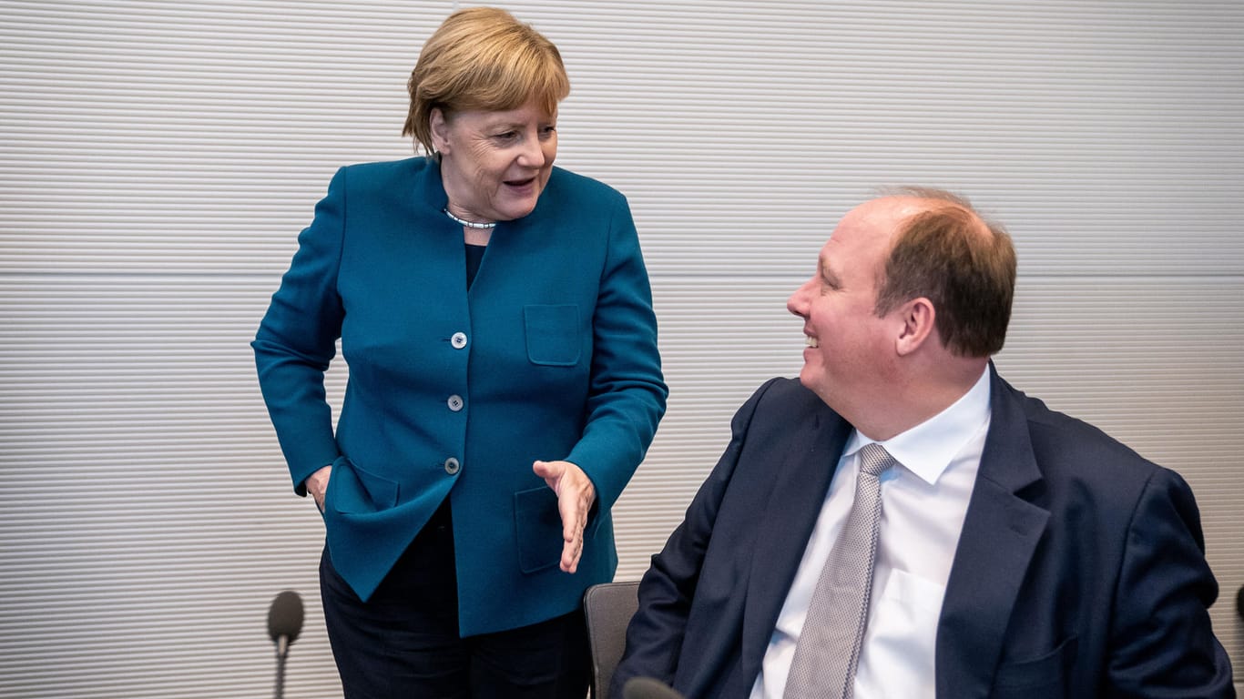 Helge Braun und Angela Merkel: Die Kandidatur des Ex-Kanzleramtschefs interpretieren viele als das letzte Aufbäumen des Merkel-Lagers.