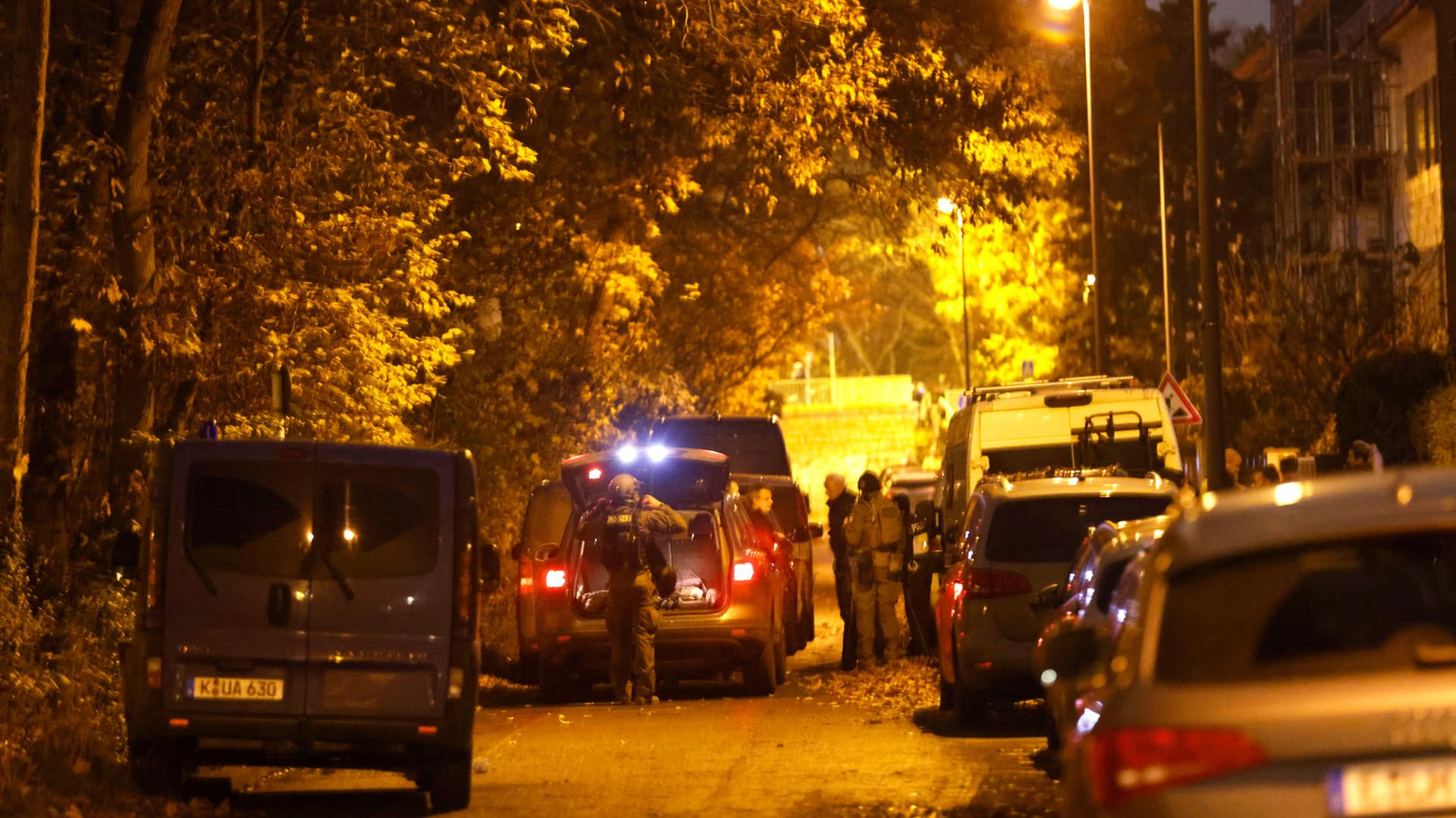 Weiträumig abgesperrt ist der Bereich um eine Kita im Stadtteil Riehl: Eine Mitarbeiterin der Kita hatte den Notruf gewählt, nachdem ein Mann die Räume betreten und damit gedroht hatte, das Gebäude in die "Luft zu jagen". Weiträumig abgesperrt ist der Bereich um eine Kita im Stadtteil Riehl: Eine Mitarbeiterin der Kita hatte den Notruf gewählt, nachdem ein Mann die Räume betreten und damit gedroht hatte, das Gebäude in die "Luft zu jagen".