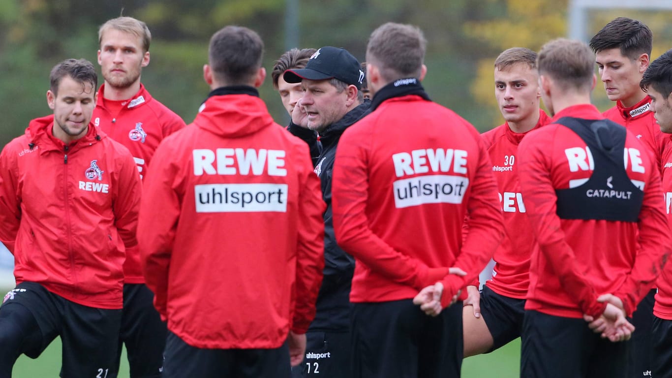 Steffen Baumgart im Training mit dem 1. FC Köln: Neben den Diskussionen zur Impfpflicht, verliert er das bevorstehende Spiel gegen den 1.FC Mainz 05 nicht aus den Augen.