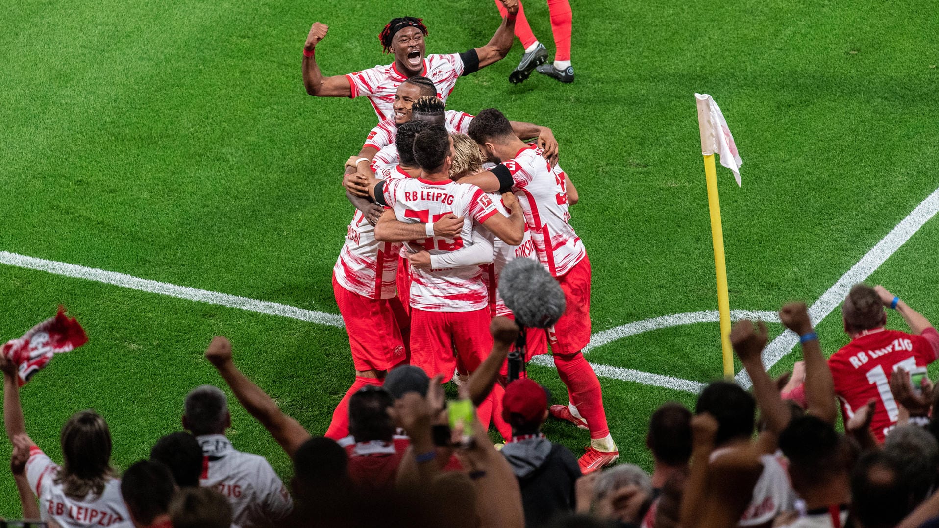 Leipzig-Spieler bejubeln einen Treffer vor ihren Fans: Szenen wie diese wird es zeitnah bei den Sachsen wohl keine mehr geben. Leipzig-Spieler bejubeln einen Treffer vor ihren Fans: Szenen wie diese wird es zeitnah bei den Sachsen wohl keine mehr geben.