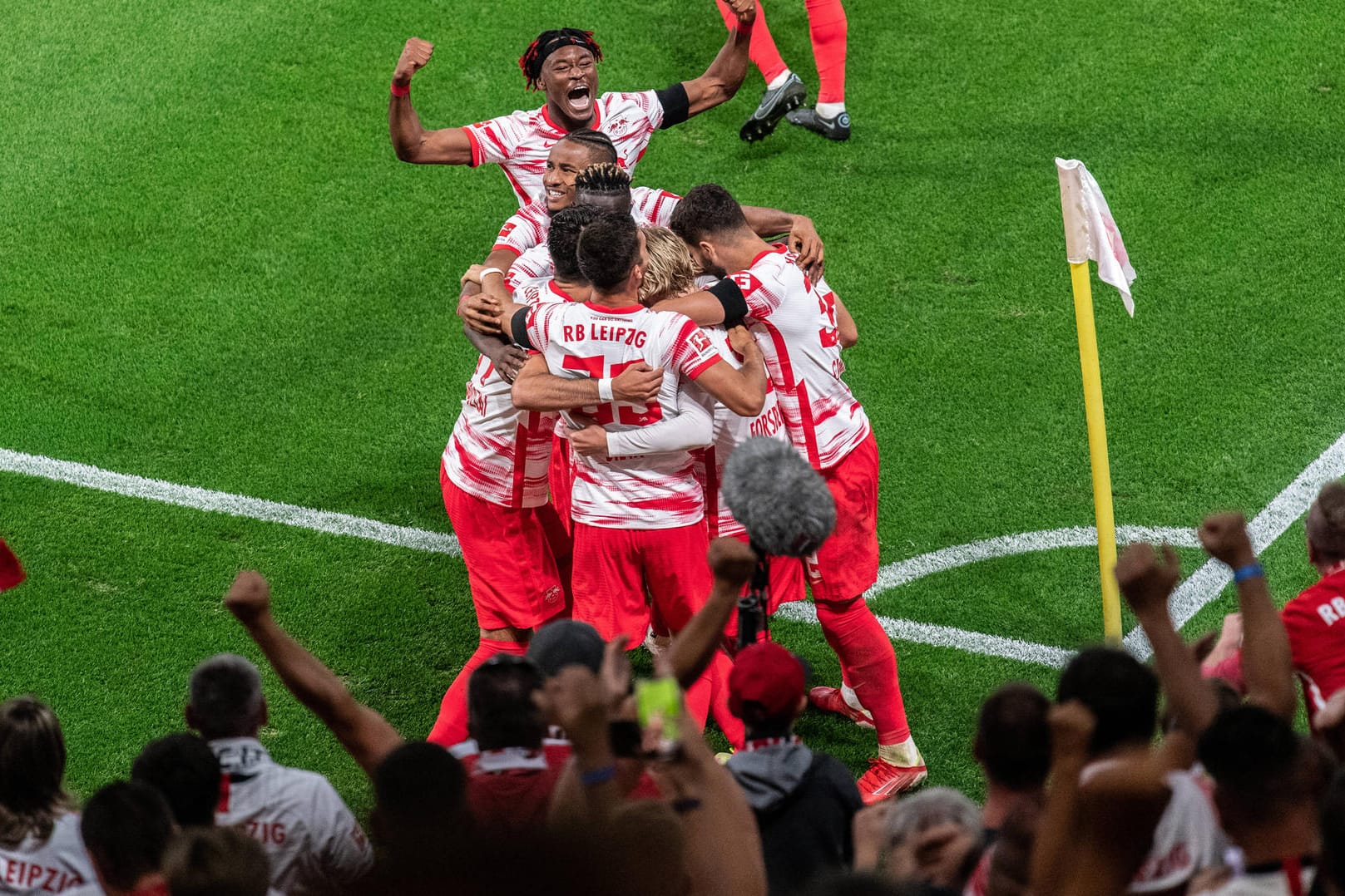Leipzig-Spieler bejubeln einen Treffer vor ihren Fans: Szenen wie diese wird es zeitnah bei den Sachsen wohl keine mehr geben.