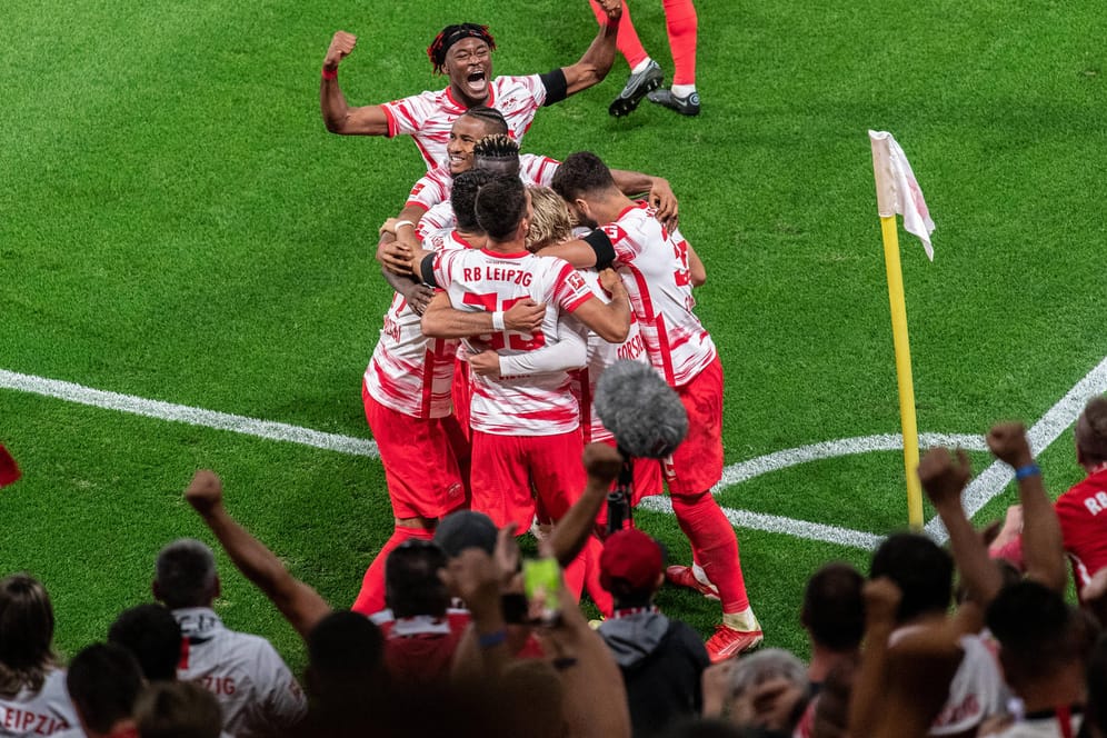 Leipzig-Spieler bejubeln einen Treffer vor ihren Fans: Szenen wie diese wird es zeitnah bei den Sachsen wohl keine mehr geben.