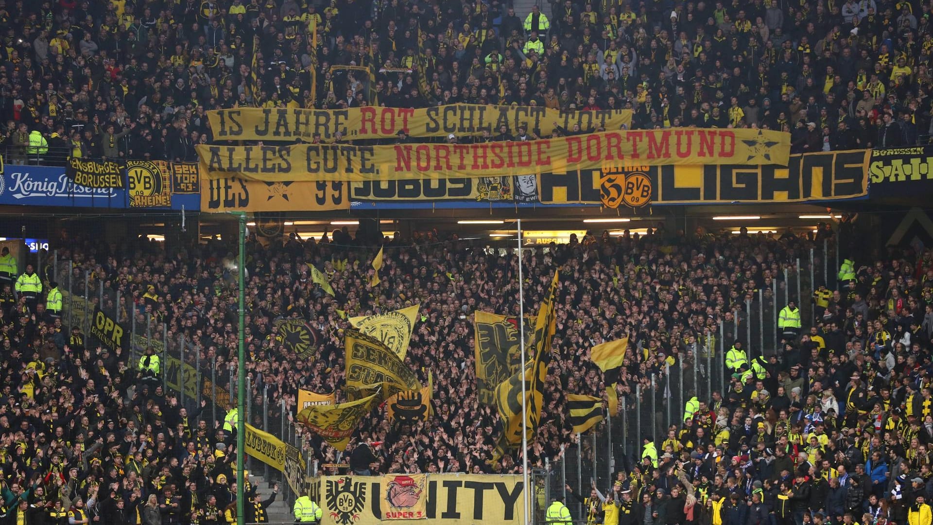 Banner der "Northside" im Stadion (Archivbild): Die Hooligangruppe soll in der Kneipe von Kevin Großkreutz gefeiert haben.