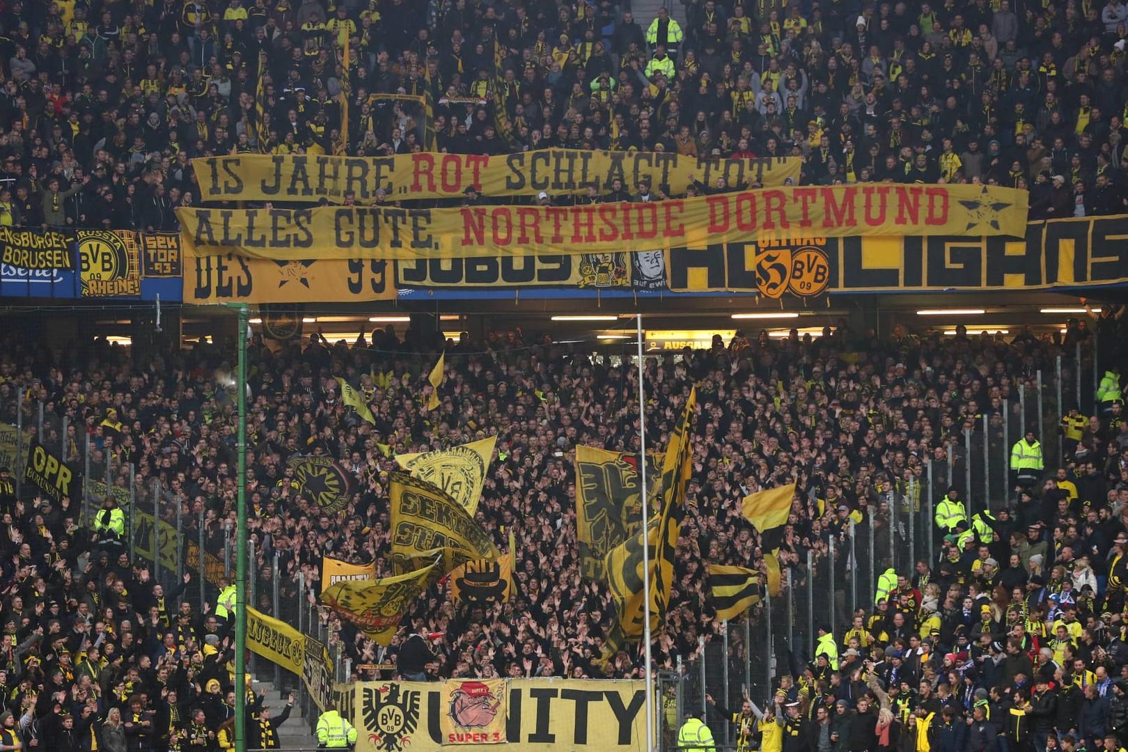 Banner der "Northside" im Stadion (Archivbild): Die Hooligangruppe soll in der Kneipe von Kevin Großkreutz gefeiert haben.