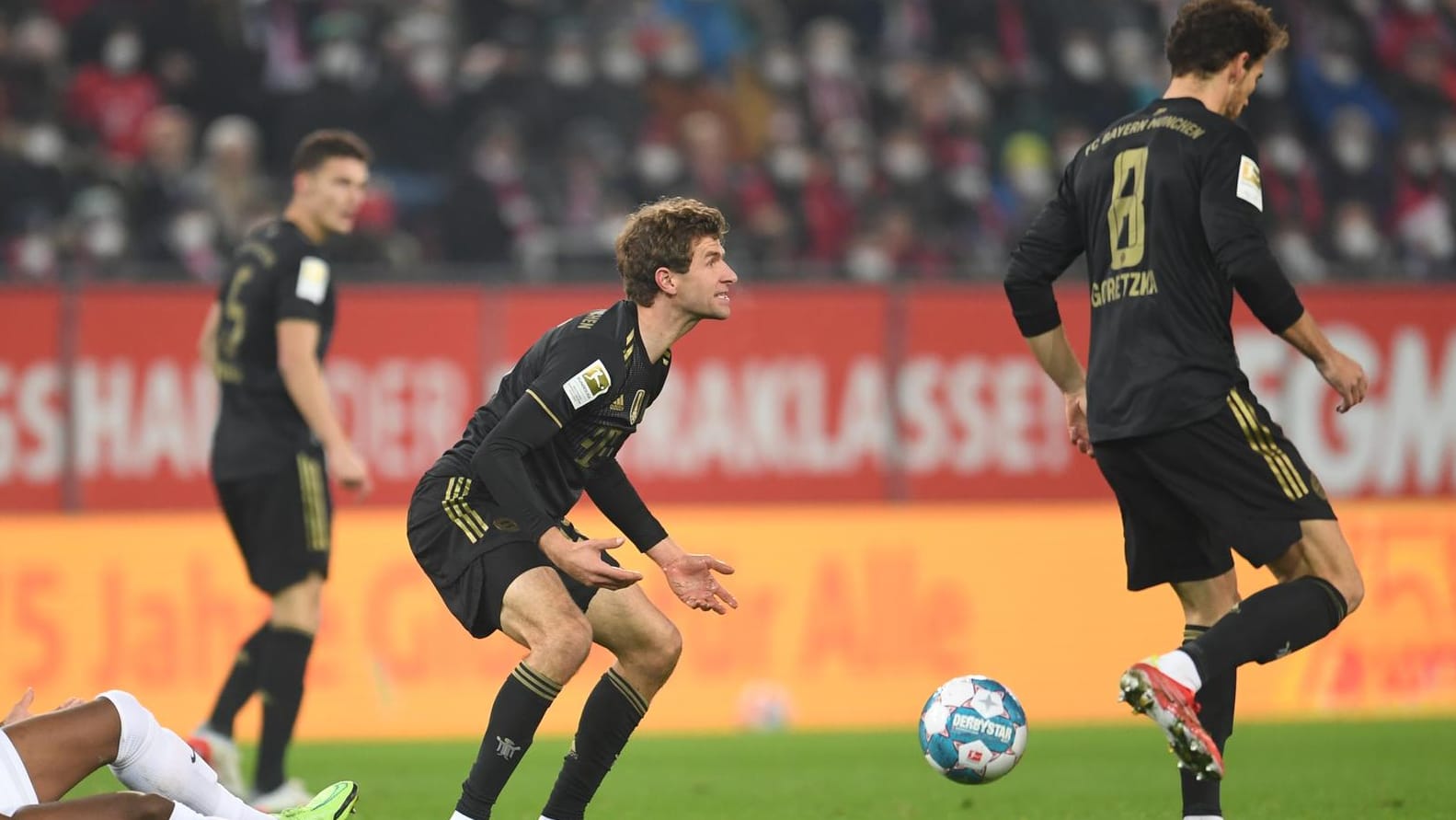 Thomas Müller (m.) und Leon Goretzka können es kaum glauben: Die Bayern lagen zur Pause zurück.