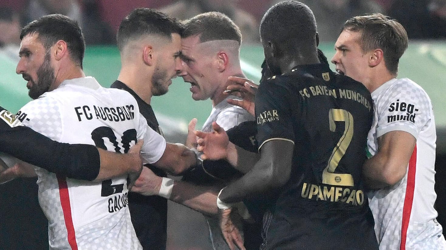 Lucas Hernández und André Hahn Stirn an Stirn: Die Partie in Augsburg war hitzig.