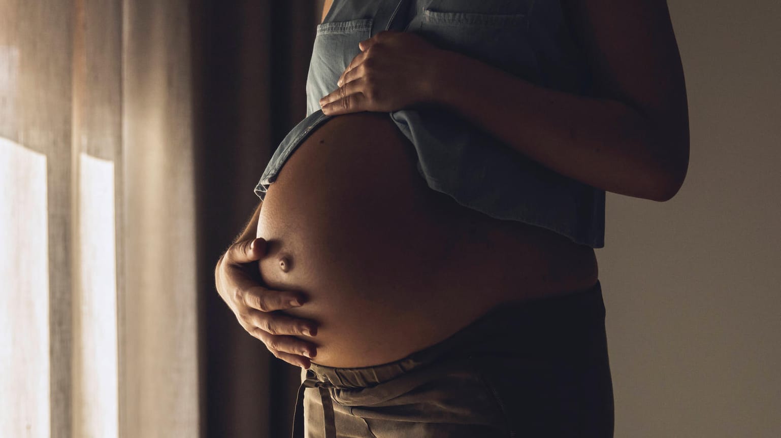 Schwangere Frau (Symbolbild): Eine Coronainfektion kann laut US-Forschern schwere Folgen für Schwangere und Kind haben. Schwangere Frau (Symbolbild): Eine Coronainfektion kann laut US-Forschern schwere Folgen für Schwangere und Kind haben.