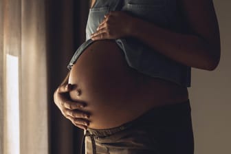 Schwangere Frau (Symbolbild): Eine Coronainfektion kann laut US-Forschern schwere Folgen für Schwangere und Kind haben.
