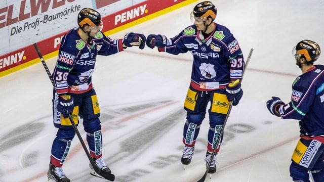 Berlins Yannick Veilleux (l) klatscht sich nach seinem Treffer zum 1:0 mit Teamkollege Leo Pföderl ab.