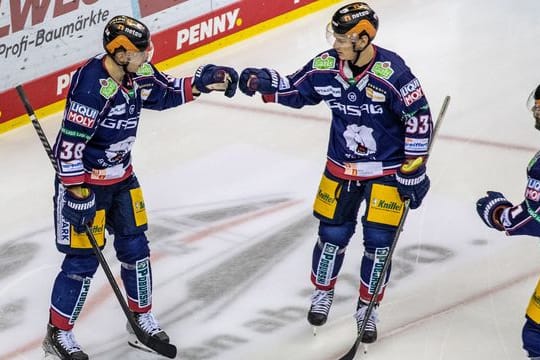 Berlins Yannick Veilleux (l) klatscht sich nach seinem Treffer zum 1:0 mit Teamkollege Leo Pföderl ab.