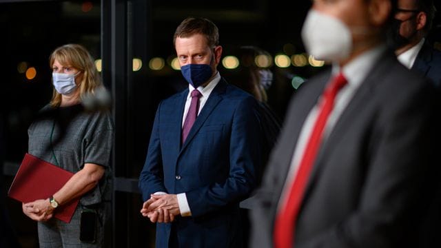 Michael Kretschmer (CDU, M), Ministerpräsident von Sachsen, steht neben Petra Köpping (SPD, l), Sozialministerin von Sachsen. Michael Kretschmer (CDU, M), Ministerpräsident von Sachsen, steht neben Petra Köpping (SPD, l), Sozialministerin von Sachsen.