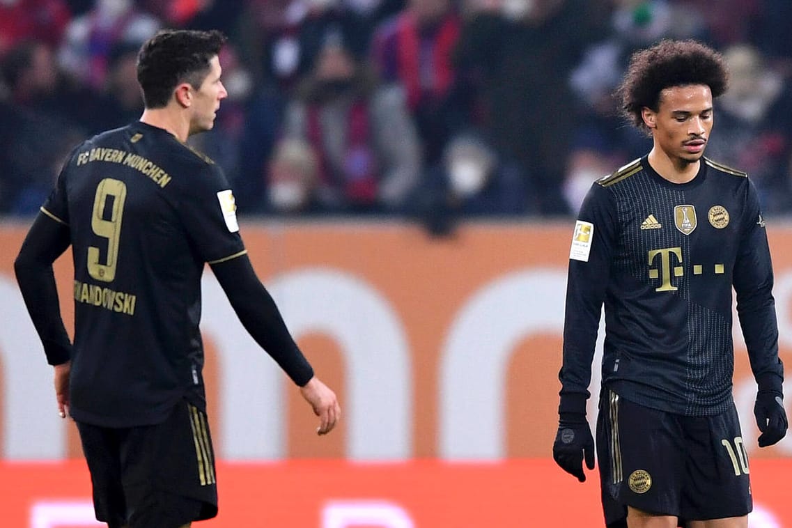 Robert Lewandowski (l.) und Leroy Sané: Die Bayern-Stars mussten in Augsburg eine Niederlage hinnehmen.