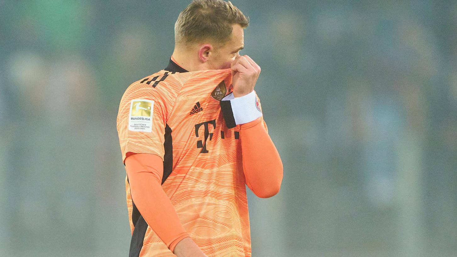 Manuel Neuer: Der Torwart der Bayern war nach der Niederlage in Augsburg bedient. Manuel Neuer: Der Torwart der Bayern war nach der Niederlage in Augsburg bedient.