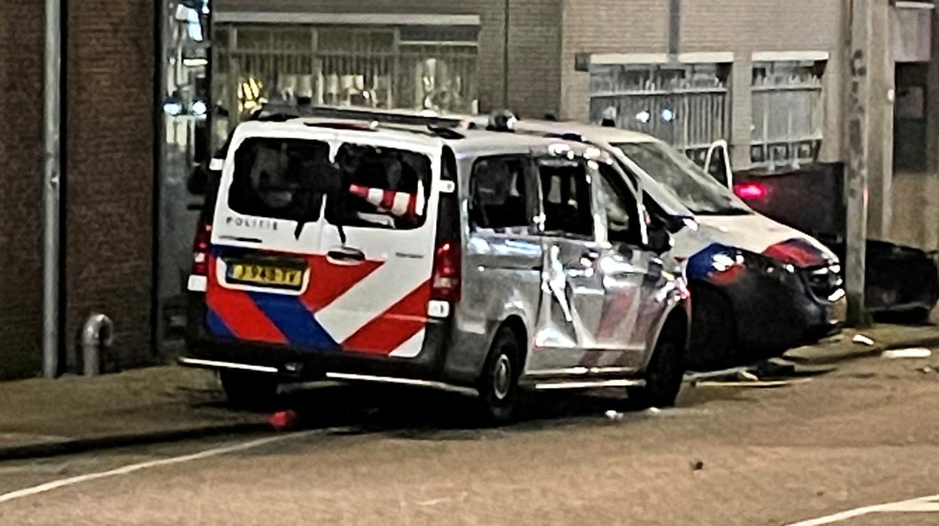 Demolierte Polizeiautos in Rotterdam: Die Proteste richteten sich gegen die 2G-Regel, die in den Niederlanden seit rund einer Woche gilt.