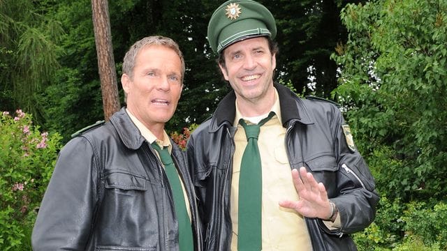 Helmfried von Lüttichau (r) und Christian Tramitz (Hubert) am Set (2011).