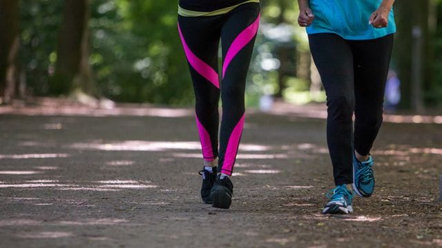 Regelmäßige Bewegung hilft dabei, die Leber gesund zu halten.