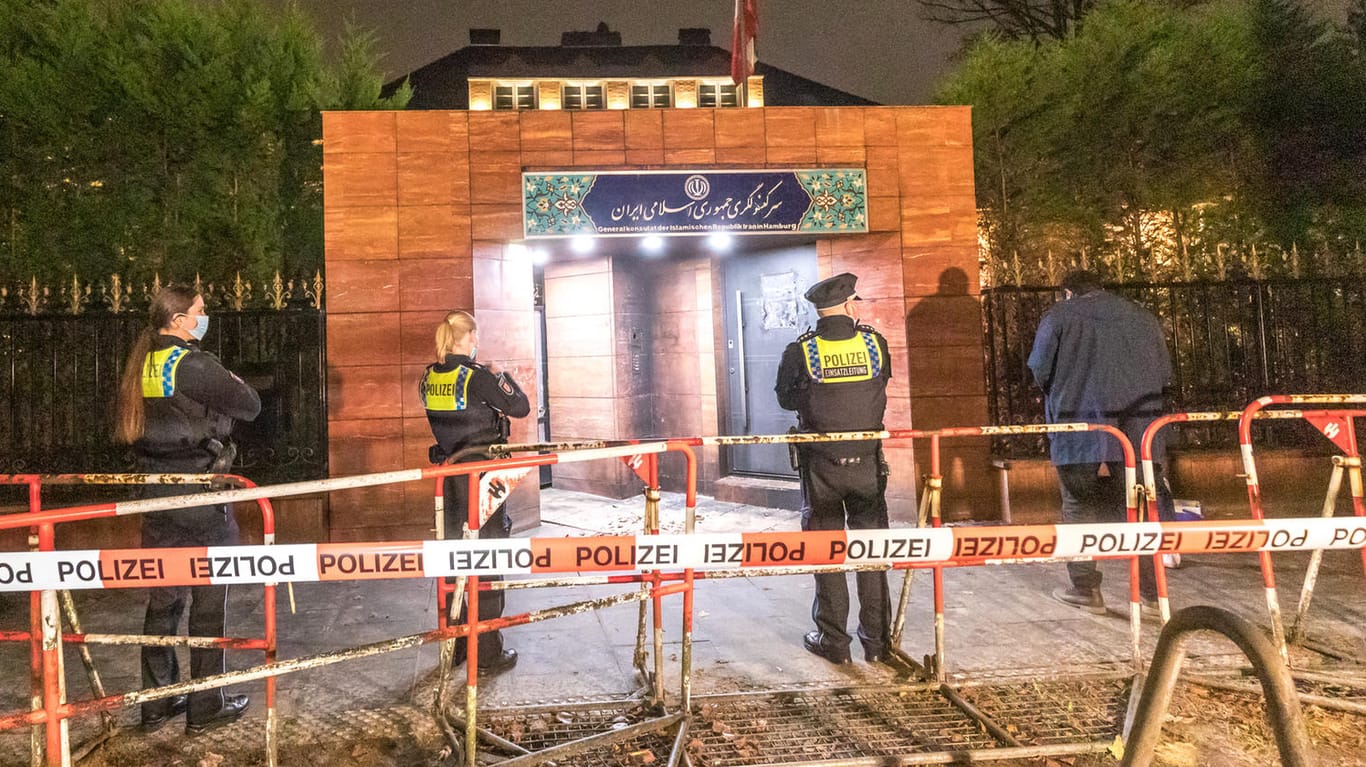 Polizisten stehen hinter einer Absperrung am iranischen Konsulat in Hamburg: Ein Brandanschlag verursachte Sachschaden.