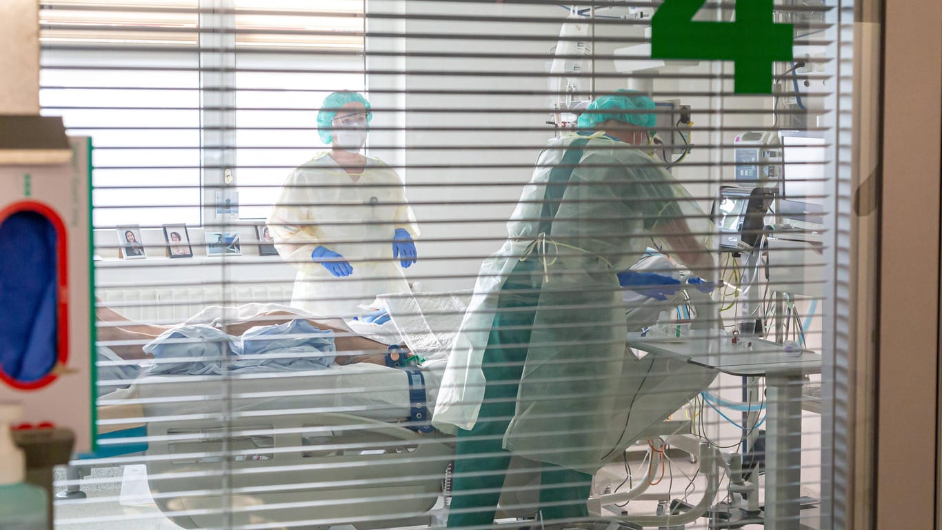 Pflegepersonal auf einer Intensivstation (Archivbild): Die steigenden Infektionszahlen belasten viele deutsche Krankenhäuser.