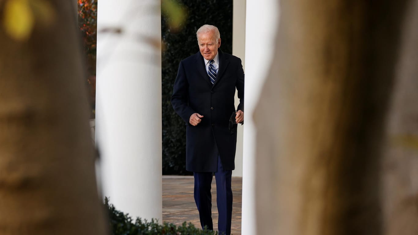 US-Präsident Joe Biden läuft im Rosengarten des Weißen Hauses (Archivbild): Er hat Probleme beim Laufen, sagt sein Arzt.