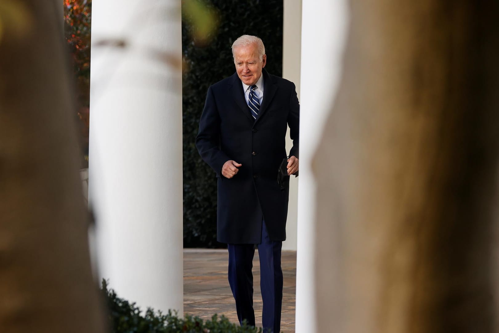 US-Präsident Joe Biden läuft im Rosengarten des Weißen Hauses (Archivbild): Er hat Probleme beim Laufen, sagt sein Arzt.