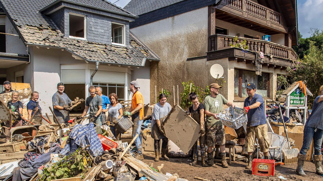 Menschen beim Ausräumen der Häuser nach der Flutkatastrophe (Archiv): Der Wiederaufbau wird Jahre dauern.